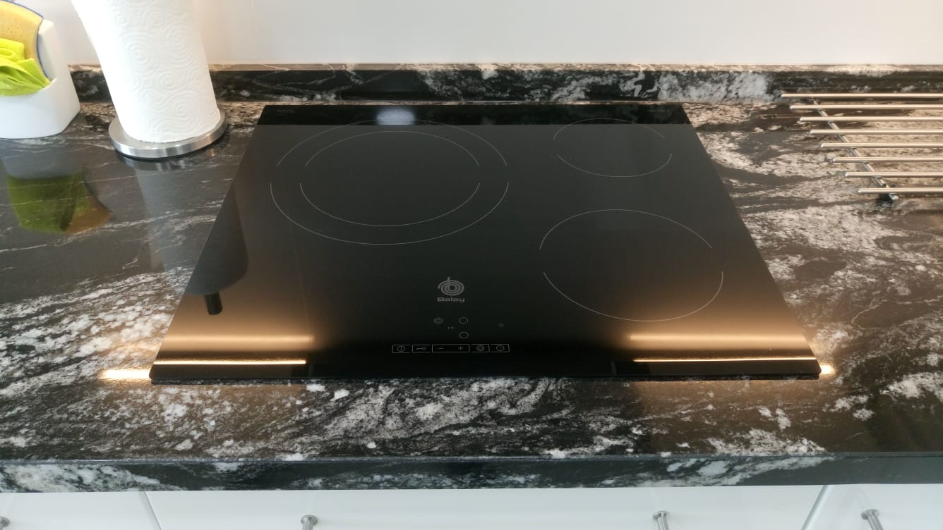 SE ALQUILA  POR LARGA TEMPORADA MAGNIFICO APARTAMENTO CON VISTAS AL MAR EN   2ª LINEA DE PLAYA EN BENALMADENA