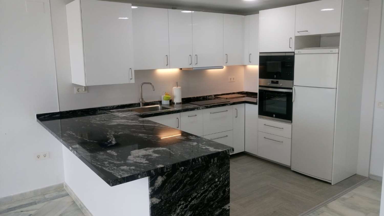 SE ALQUILA  POR LARGA TEMPORADA MAGNIFICO APARTAMENTO CON VISTAS AL MAR EN   2ª LINEA DE PLAYA EN BENALMADENA