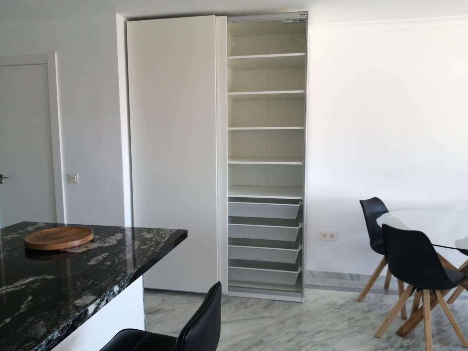 SE ALQUILA  POR LARGA TEMPORADA MAGNIFICO APARTAMENTO CON VISTAS AL MAR EN   2ª LINEA DE PLAYA EN BENALMADENA