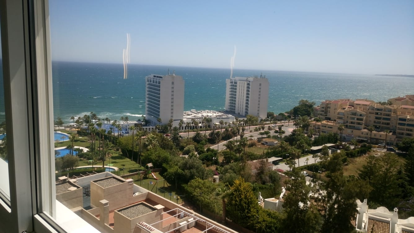 SE ALQUILA  POR LARGA TEMPORADA MAGNIFICO APARTAMENTO CON VISTAS AL MAR EN   2ª LINEA DE PLAYA EN BENALMADENA