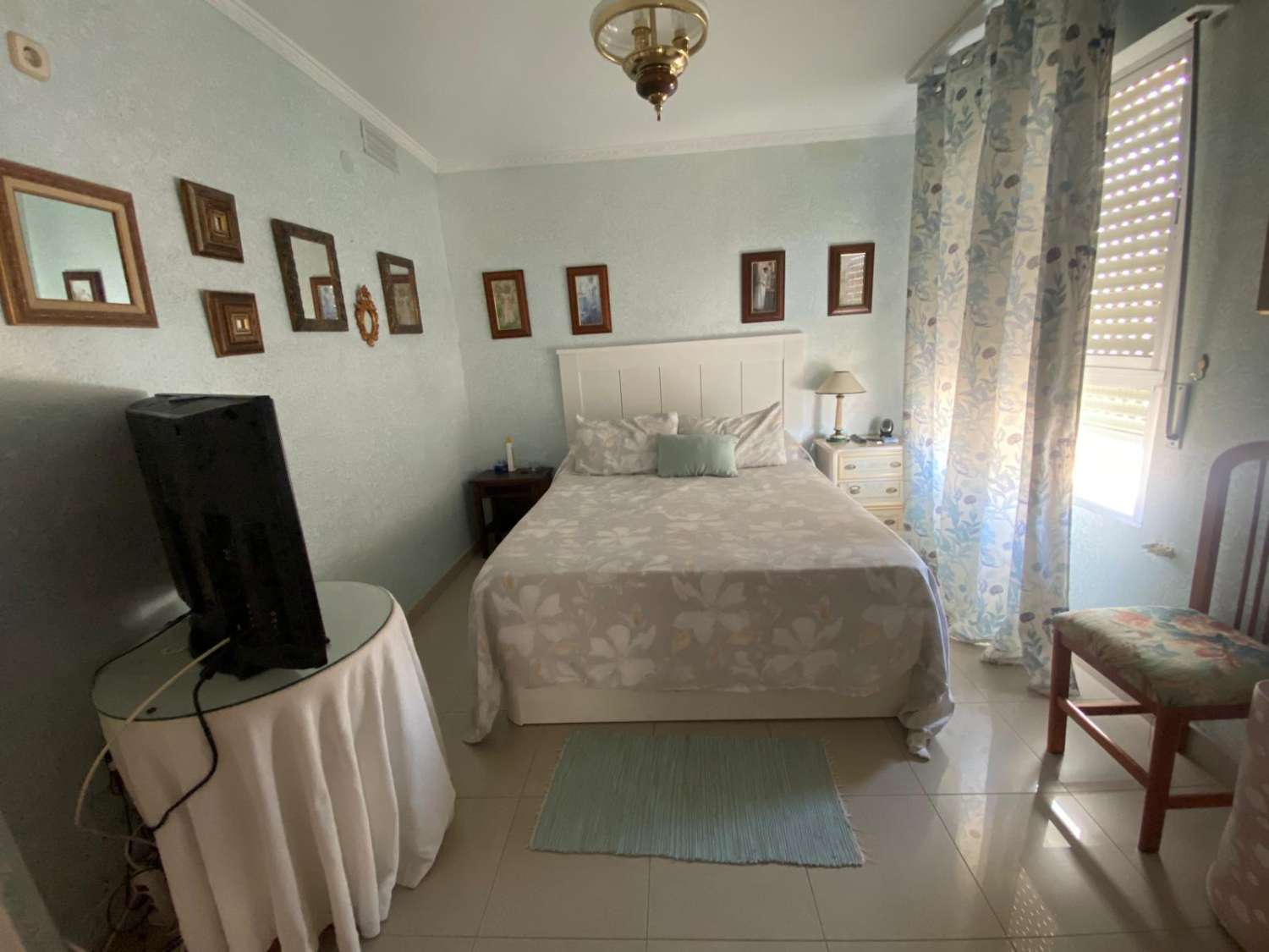 SE ALQUILA DESDE AHORA HASTA 30.6.26 Y DE 1.9.26-30.6.27  BONITO APARTAMENTO EN 2ª LINEA DE PLAYA CON VISTAS AL MAR LATERALES  EN BENALMADENA