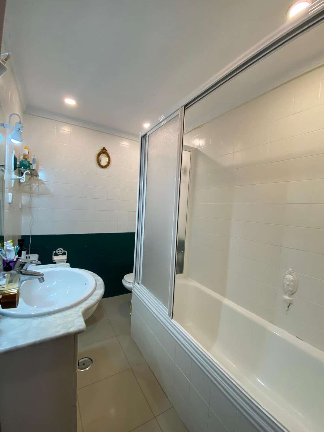 SE ALQUILA DESDE AHORA HASTA 30.6.26 Y DE 1.9.26-30.6.27  BONITO APARTAMENTO EN 2ª LINEA DE PLAYA CON VISTAS AL MAR LATERALES  EN BENALMADENA