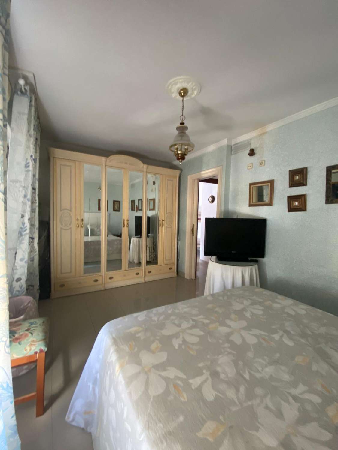 SE ALQUILA DESDE AHORA HASTA 30.6.26 Y DE 1.9.26-30.6.27  BONITO APARTAMENTO EN 2ª LINEA DE PLAYA CON VISTAS AL MAR LATERALES  EN BENALMADENA