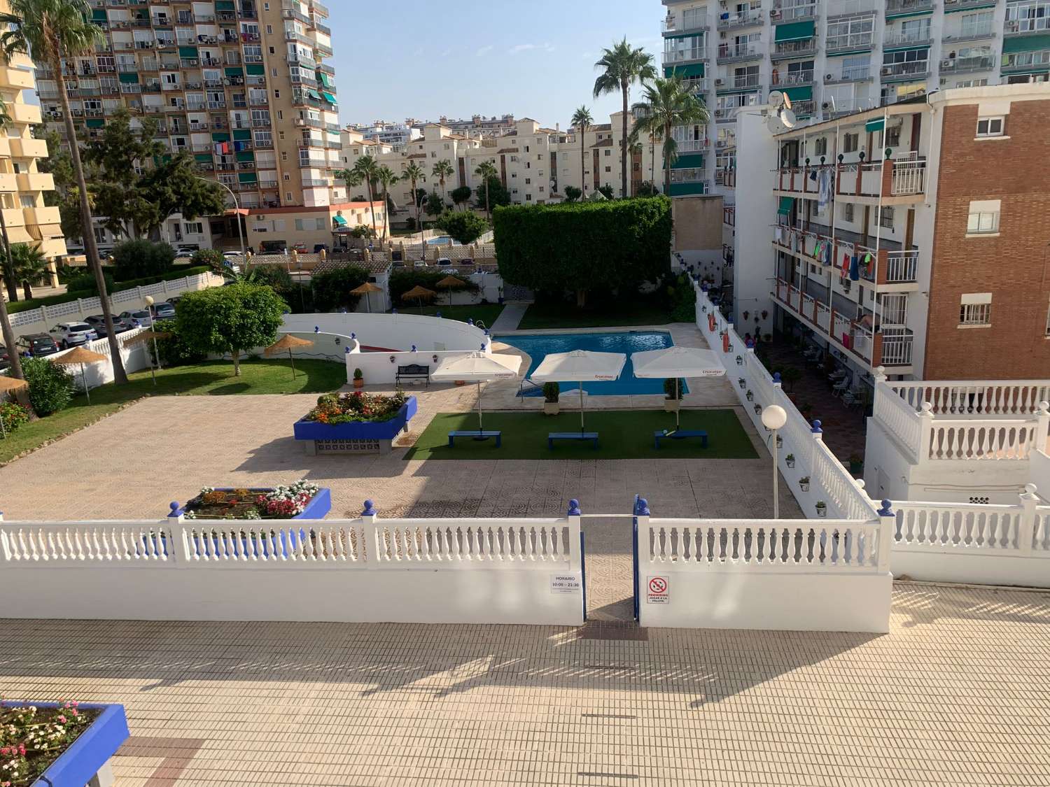 SE ALQUILA DESDE AHORA HASTA 30.6.26 Y DE 1.9.26-30.6.27  BONITO APARTAMENTO EN 2ª LINEA DE PLAYA CON VISTAS AL MAR LATERALES  EN BENALMADENA