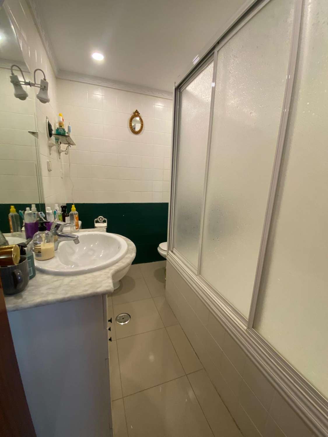 SE ALQUILA DESDE AHORA HASTA 30.6.26 Y DE 1.9.26-30.6.27  BONITO APARTAMENTO EN 2ª LINEA DE PLAYA CON VISTAS AL MAR LATERALES  EN BENALMADENA