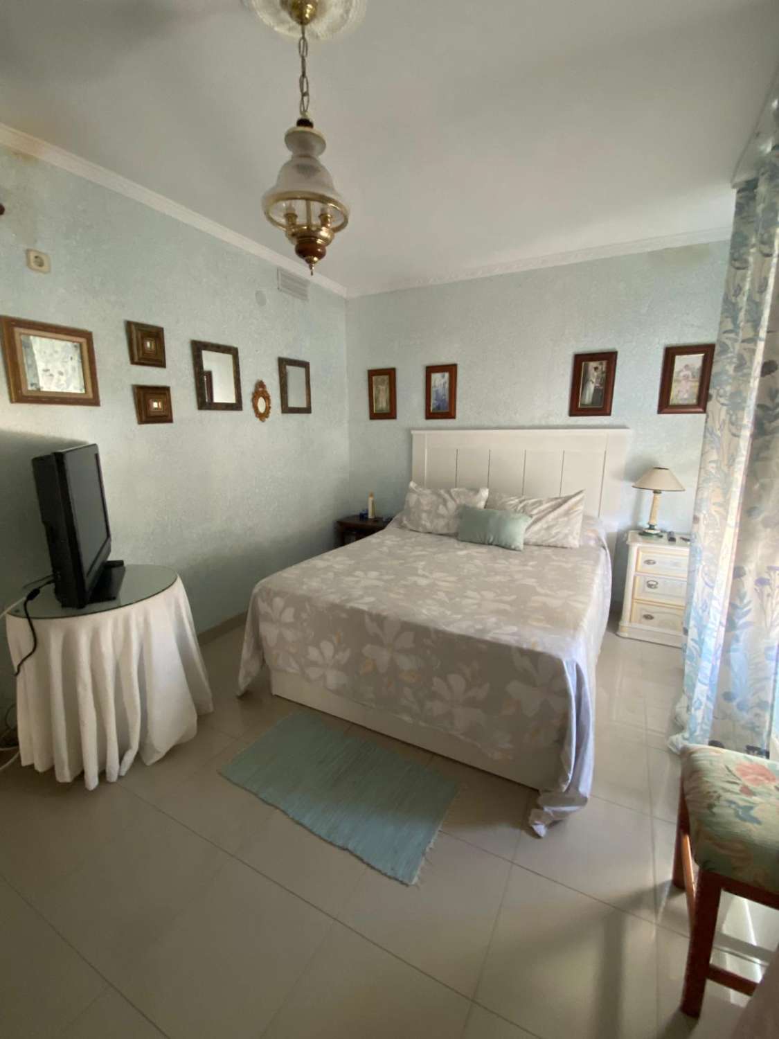 SE ALQUILA DESDE AHORA HASTA 30.6.26 Y DE 1.9.26-30.6.27  BONITO APARTAMENTO EN 2ª LINEA DE PLAYA CON VISTAS AL MAR LATERALES  EN BENALMADENA