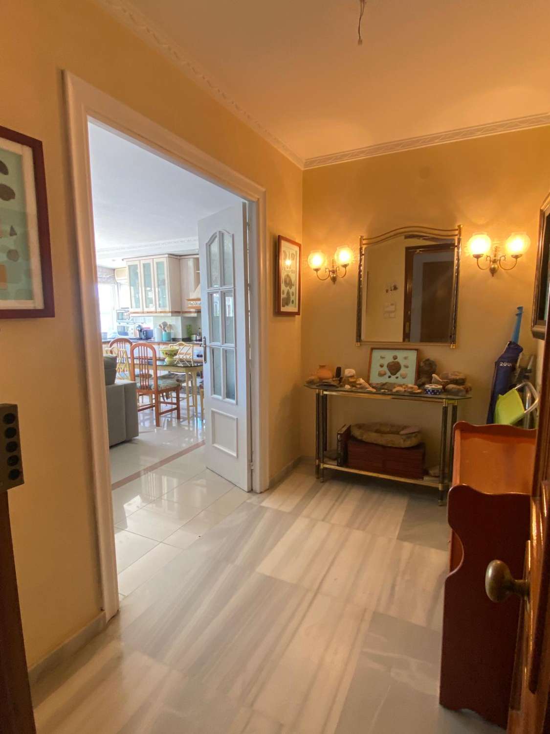 SE ALQUILA DESDE AHORA HASTA 30.6.26 Y DE 1.9.26-30.6.27  BONITO APARTAMENTO EN 2ª LINEA DE PLAYA CON VISTAS AL MAR LATERALES  EN BENALMADENA