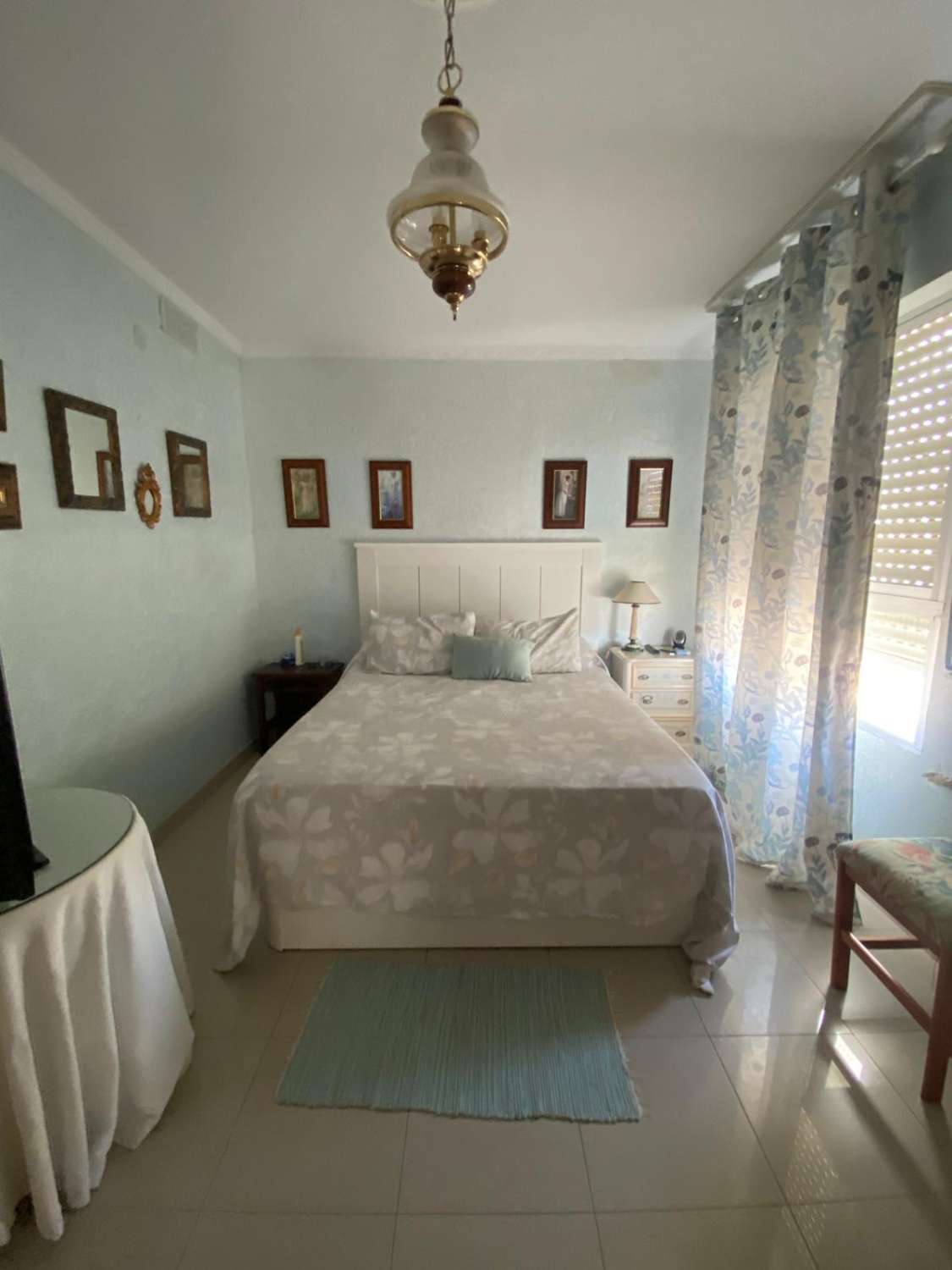 SE ALQUILA DESDE AHORA HASTA 30.6.26 Y DE 1.9.26-30.6.27  BONITO APARTAMENTO EN 2ª LINEA DE PLAYA CON VISTAS AL MAR LATERALES  EN BENALMADENA