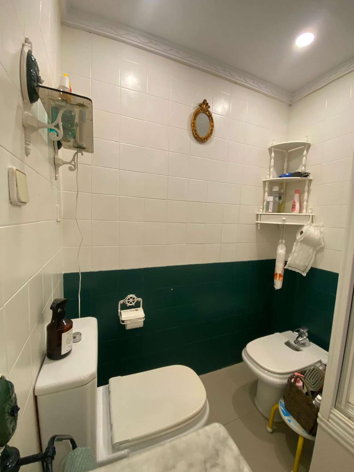 SE ALQUILA DESDE AHORA HASTA 30.6.26 Y DE 1.9.26-30.6.27  BONITO APARTAMENTO EN 2ª LINEA DE PLAYA CON VISTAS AL MAR LATERALES  EN BENALMADENA