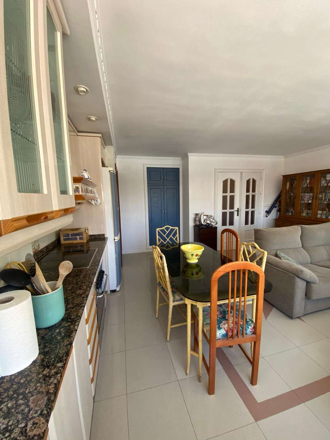 SE ALQUILA DESDE AHORA HASTA 30.6.26 Y DE 1.9.26-30.6.27  BONITO APARTAMENTO EN 2ª LINEA DE PLAYA CON VISTAS AL MAR LATERALES  EN BENALMADENA