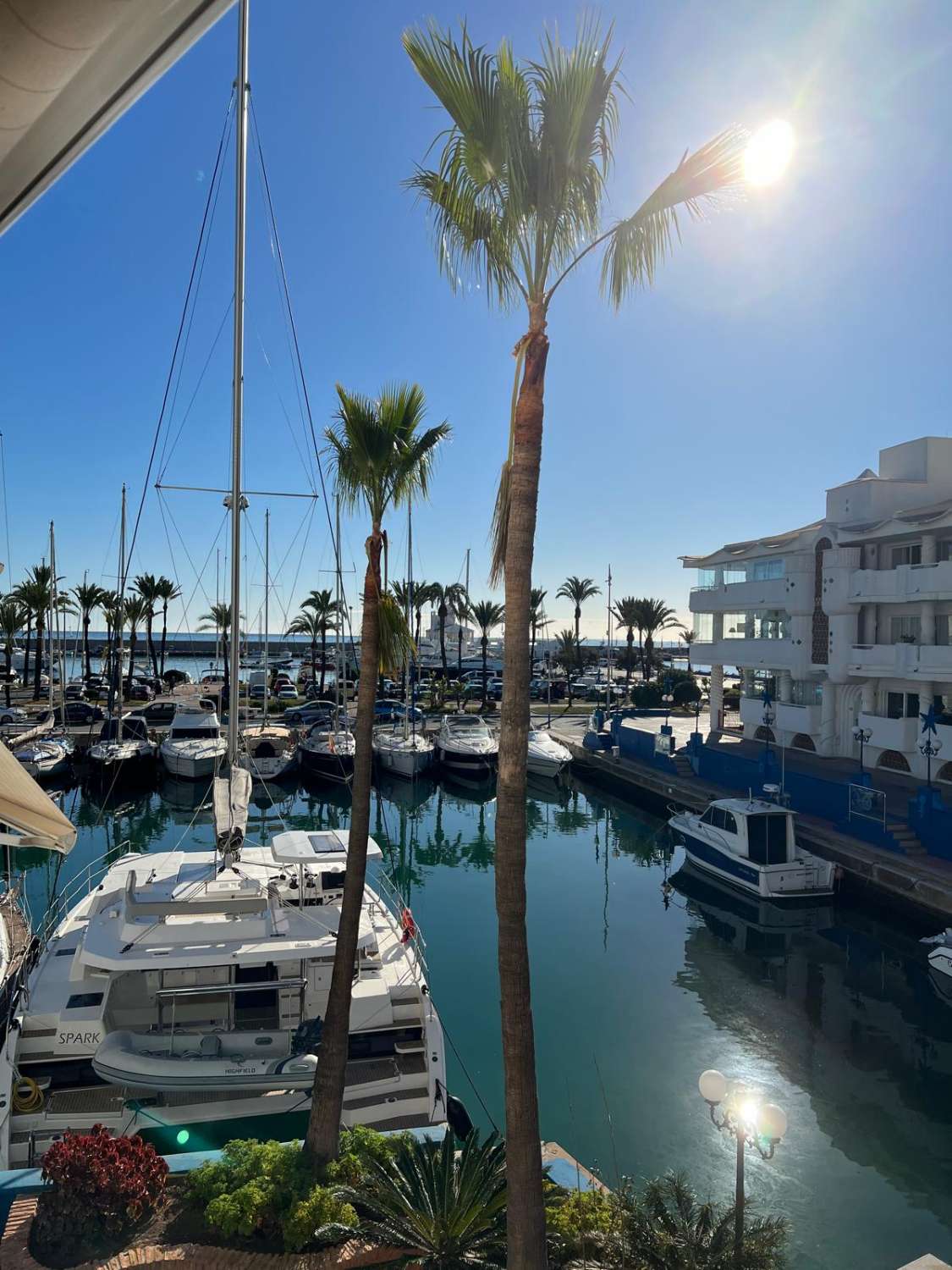 SE VENDE PRECIOSO APARTAMENTO TOTALMENTE RENOVADO  EN PUERTO MARINACON VISTAS AL MAR    (BENALMADENA)