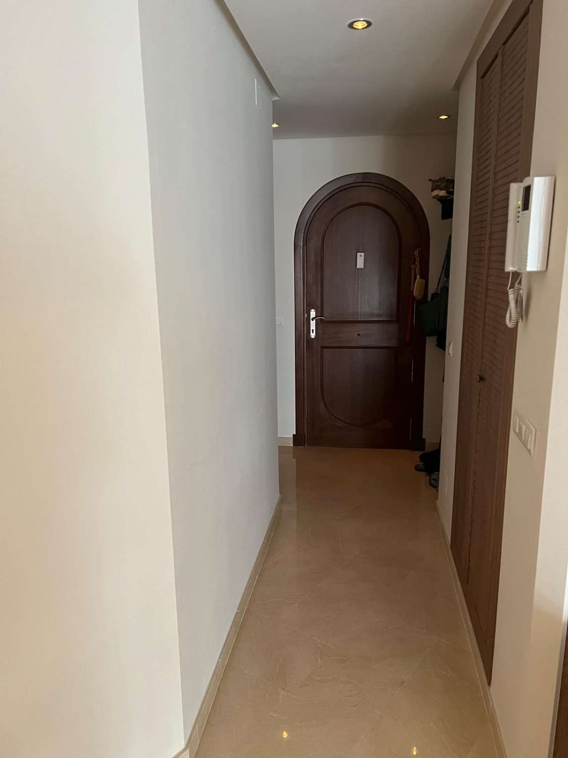 SE VENDE PRECIOSO APARTAMENTO TOTALMENTE RENOVADO  EN PUERTO MARINACON VISTAS AL MAR    (BENALMADENA)