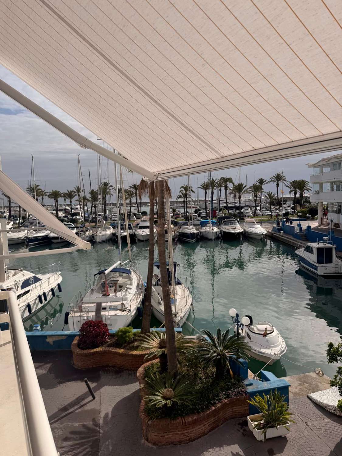 SE VENDE PRECIOSO APARTAMENTO TOTALMENTE RENOVADO  EN PUERTO MARINACON VISTAS AL MAR    (BENALMADENA)