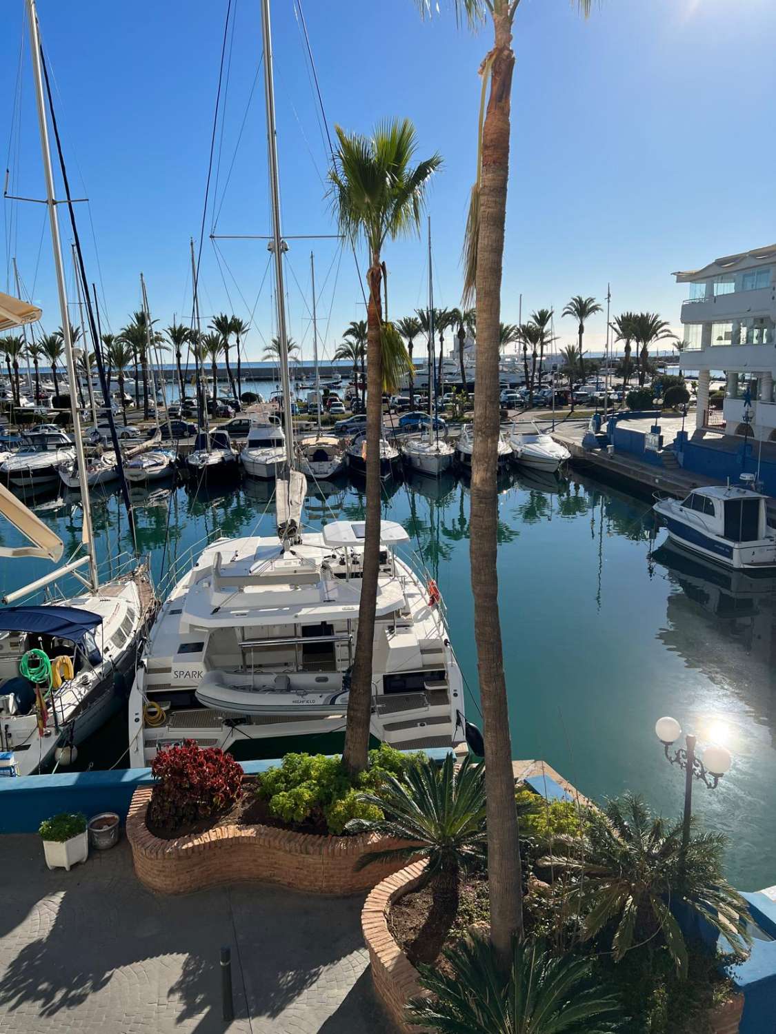 SE VENDE PRECIOSO APARTAMENTO TOTALMENTE RENOVADO  EN PUERTO MARINACON VISTAS AL MAR    (BENALMADENA)