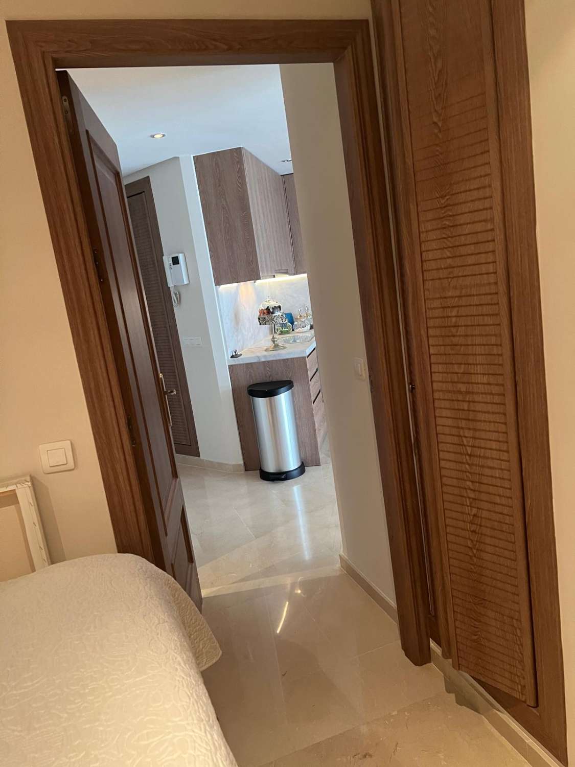 SE VENDE PRECIOSO APARTAMENTO TOTALMENTE RENOVADO  EN PUERTO MARINACON VISTAS AL MAR    (BENALMADENA)