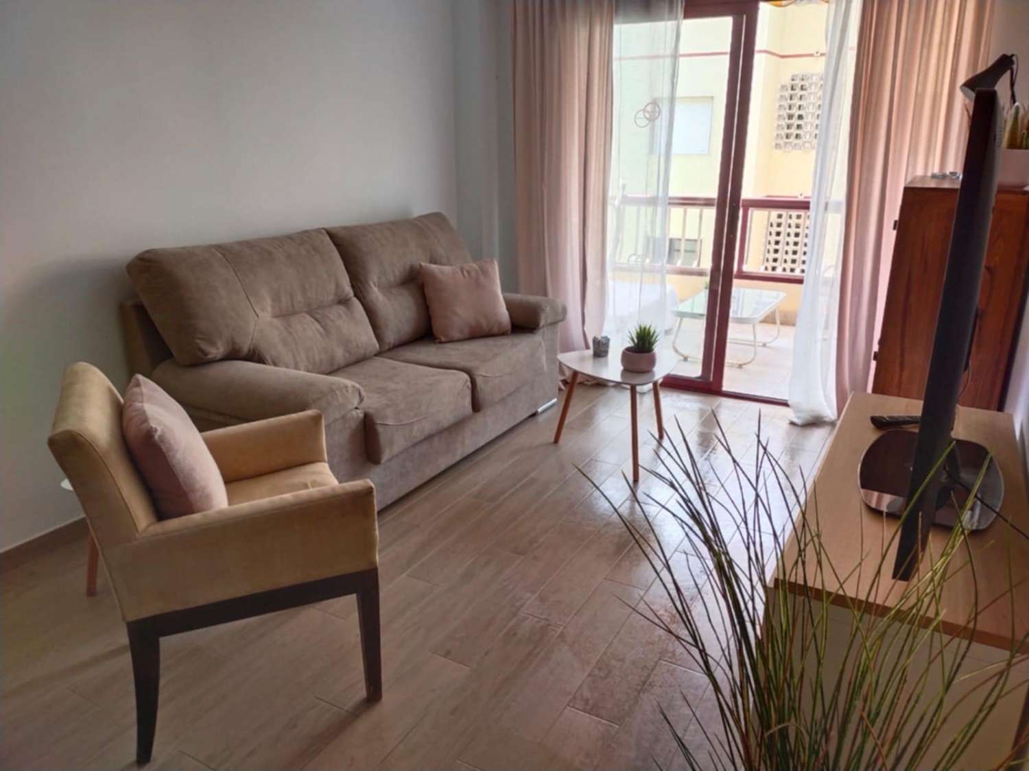 SE ALQUILA POR LARGA TEMPORADA BONITO APARTAMENTO EN MIJAS COSTA EN 1ª LINEA DE PLAYA