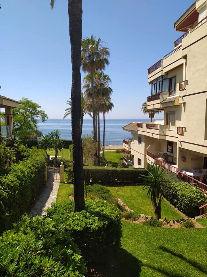 SE ALQUILA POR LARGA TEMPORADA BONITO APARTAMENTO EN MIJAS COSTA EN 1ª LINEA DE PLAYA