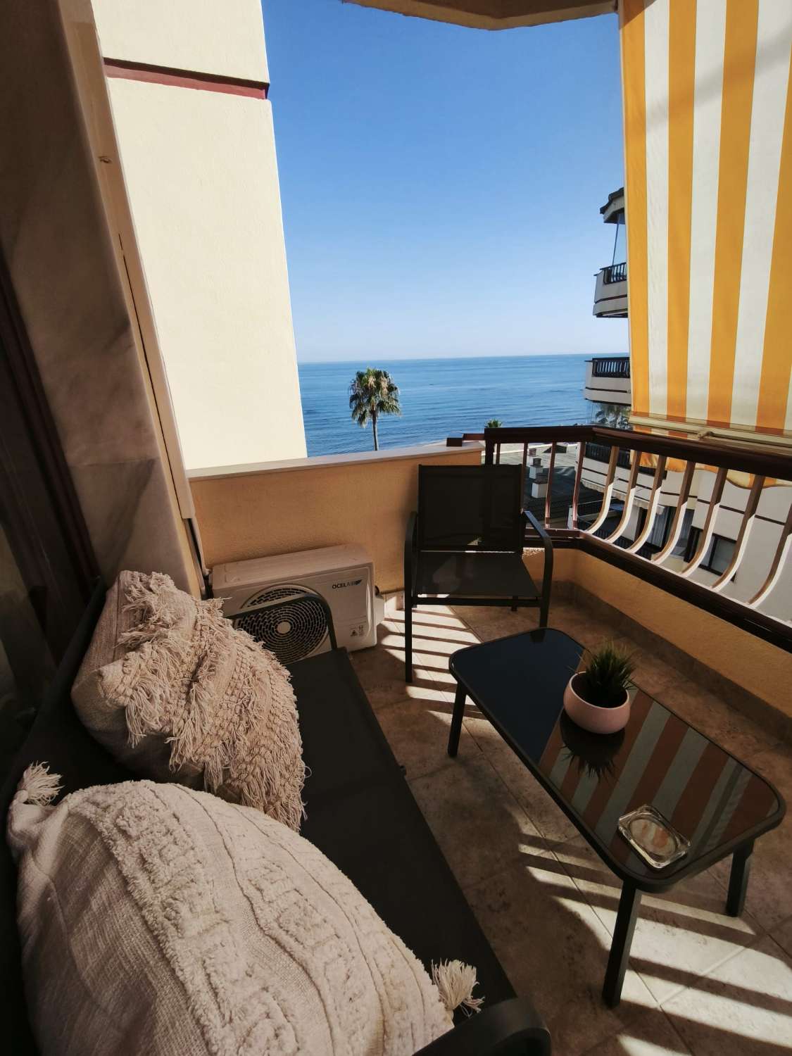 SE ALQUILA POR LARGA TEMPORADA BONITO APARTAMENTO EN MIJAS COSTA EN 1ª LINEA DE PLAYA