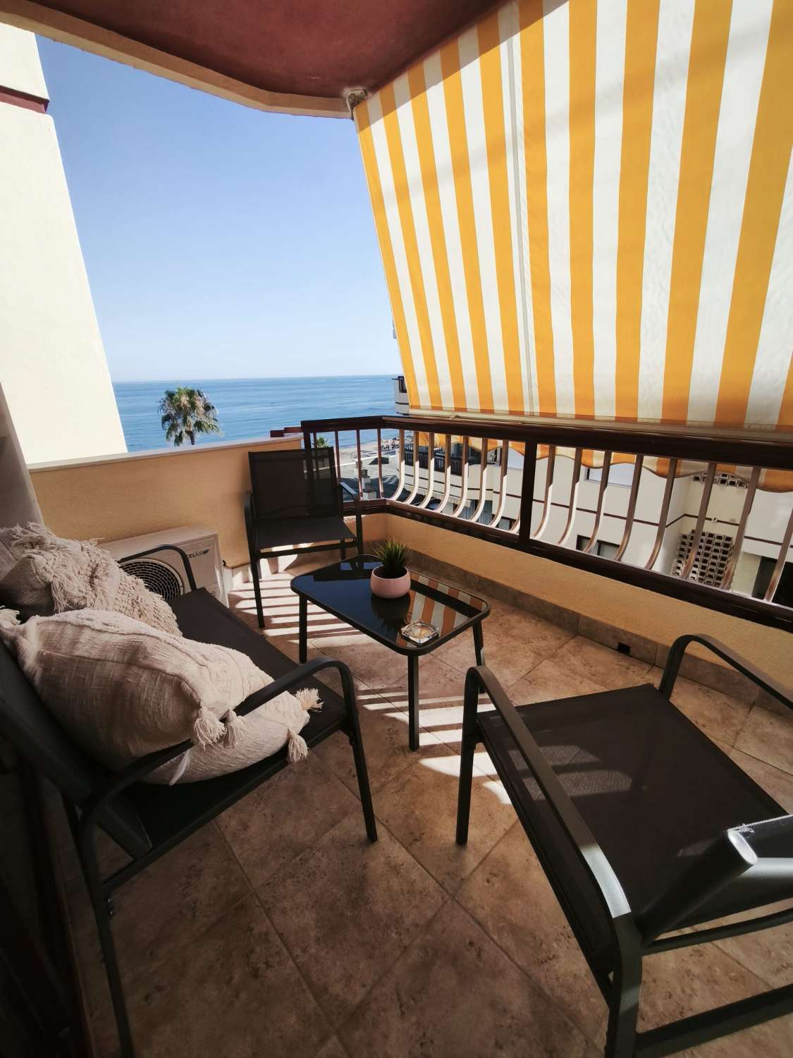 SE ALQUILA POR LARGA TEMPORADA BONITO APARTAMENTO EN MIJAS COSTA EN 1ª LINEA DE PLAYA