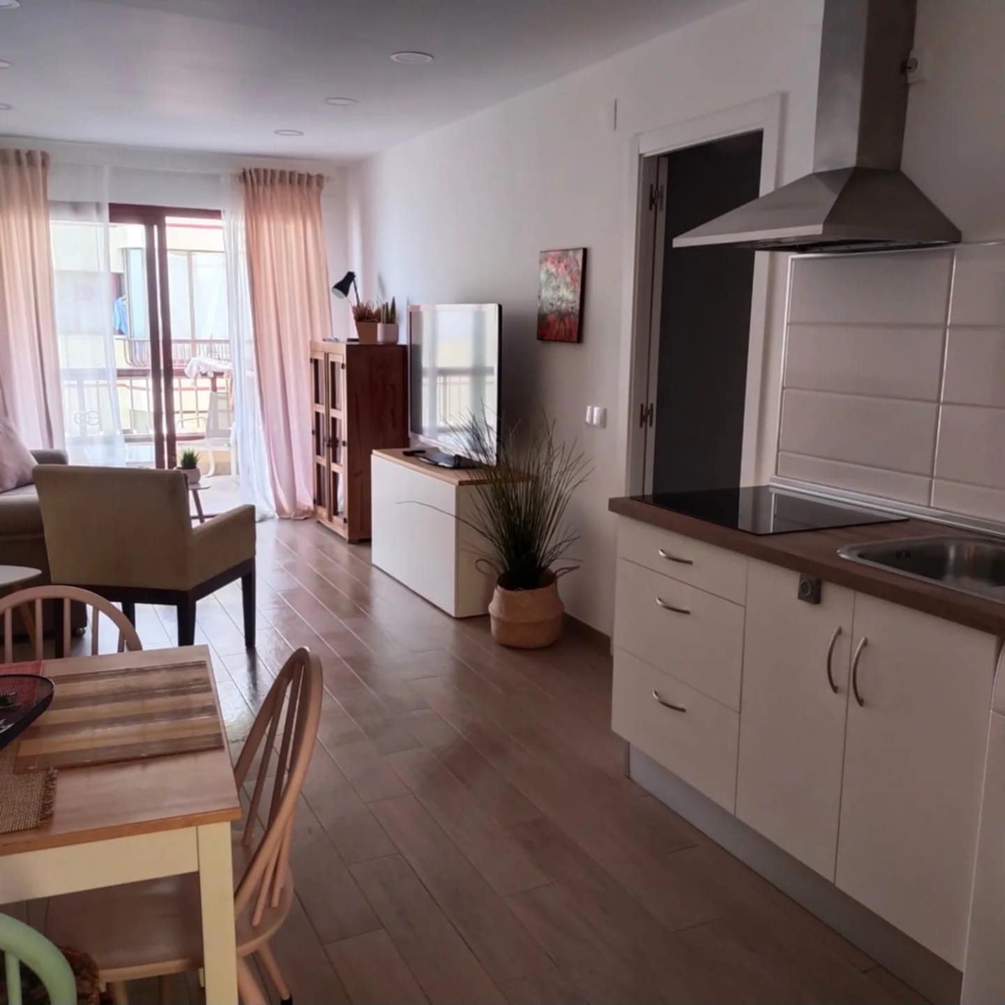 SE ALQUILA POR LARGA TEMPORADA BONITO APARTAMENTO EN MIJAS COSTA EN 1ª LINEA DE PLAYA