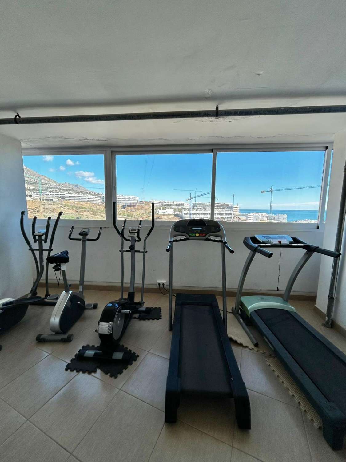 SE ALQUILA POR LARGA TEMPORADA BONITO APARTAMENTO CON VISTAS AL MAR EN ZONA TORREBLANCA (FUENGIROLA)
