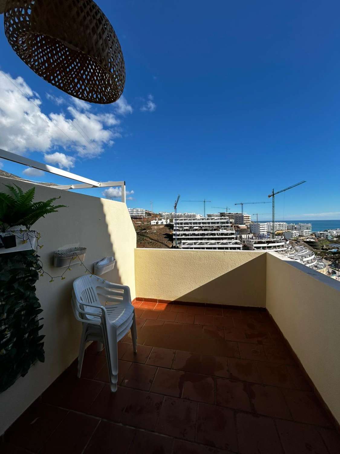 SE ALQUILA POR LARGA TEMPORADA BONITO APARTAMENTO CON VISTAS AL MAR EN ZONA TORREBLANCA (FUENGIROLA)
