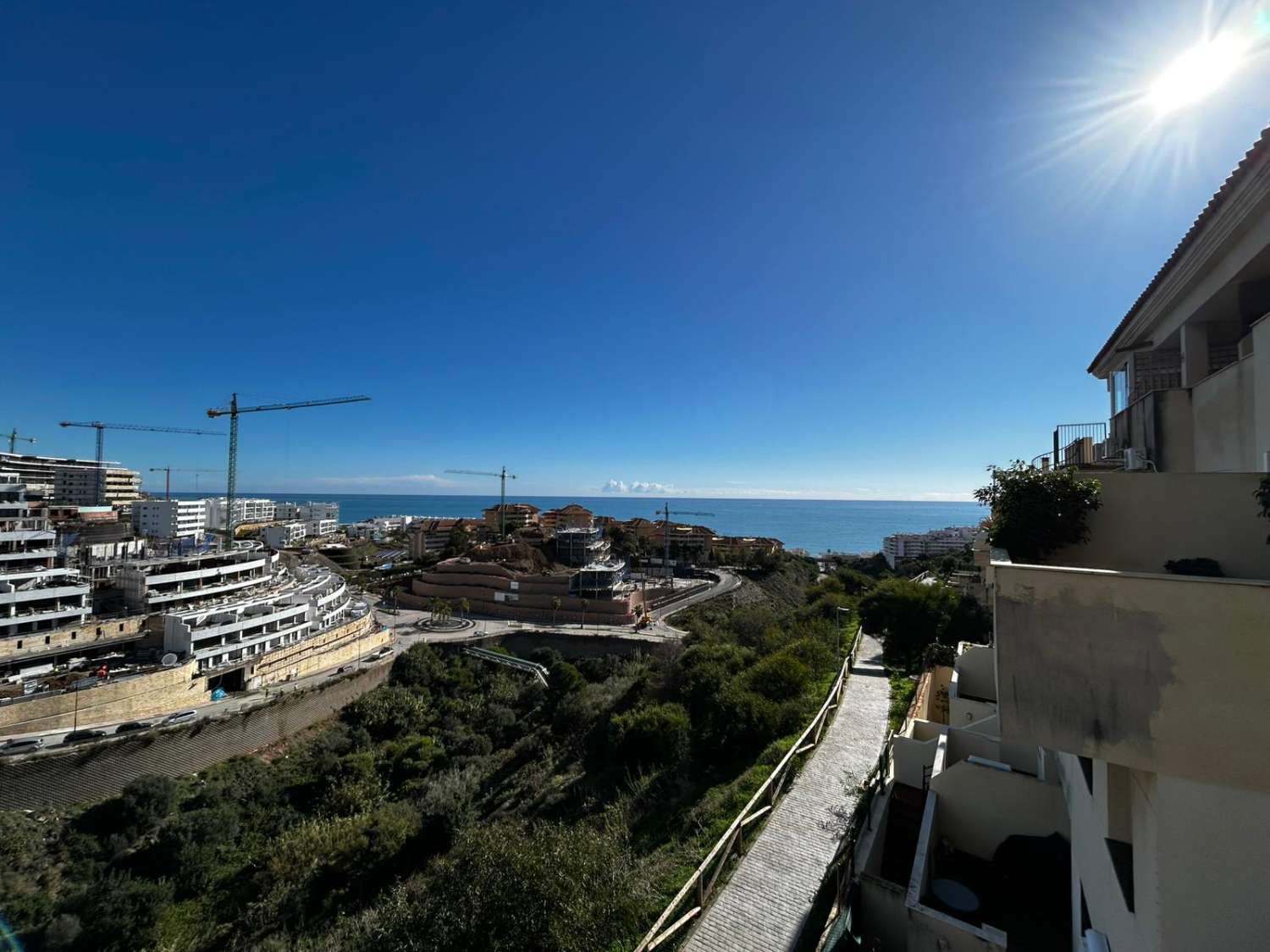SE ALQUILA POR LARGA TEMPORADA BONITO APARTAMENTO CON VISTAS AL MAR EN ZONA TORREBLANCA (FUENGIROLA)