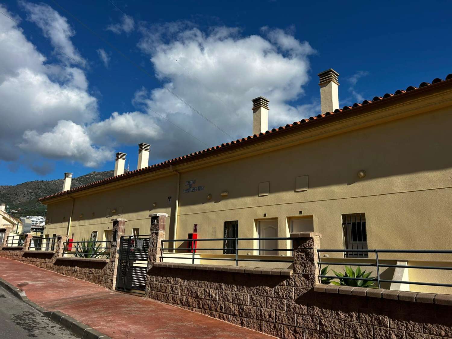 SE ALQUILA POR LARGA TEMPORADA BONITO APARTAMENTO CON VISTAS AL MAR EN ZONA TORREBLANCA (FUENGIROLA)