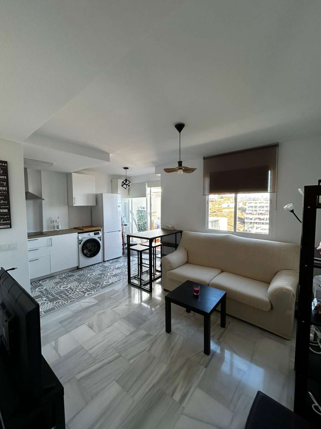 SE ALQUILA POR LARGA TEMPORADA BONITO APARTAMENTO CON VISTAS AL MAR EN ZONA TORREBLANCA (FUENGIROLA)