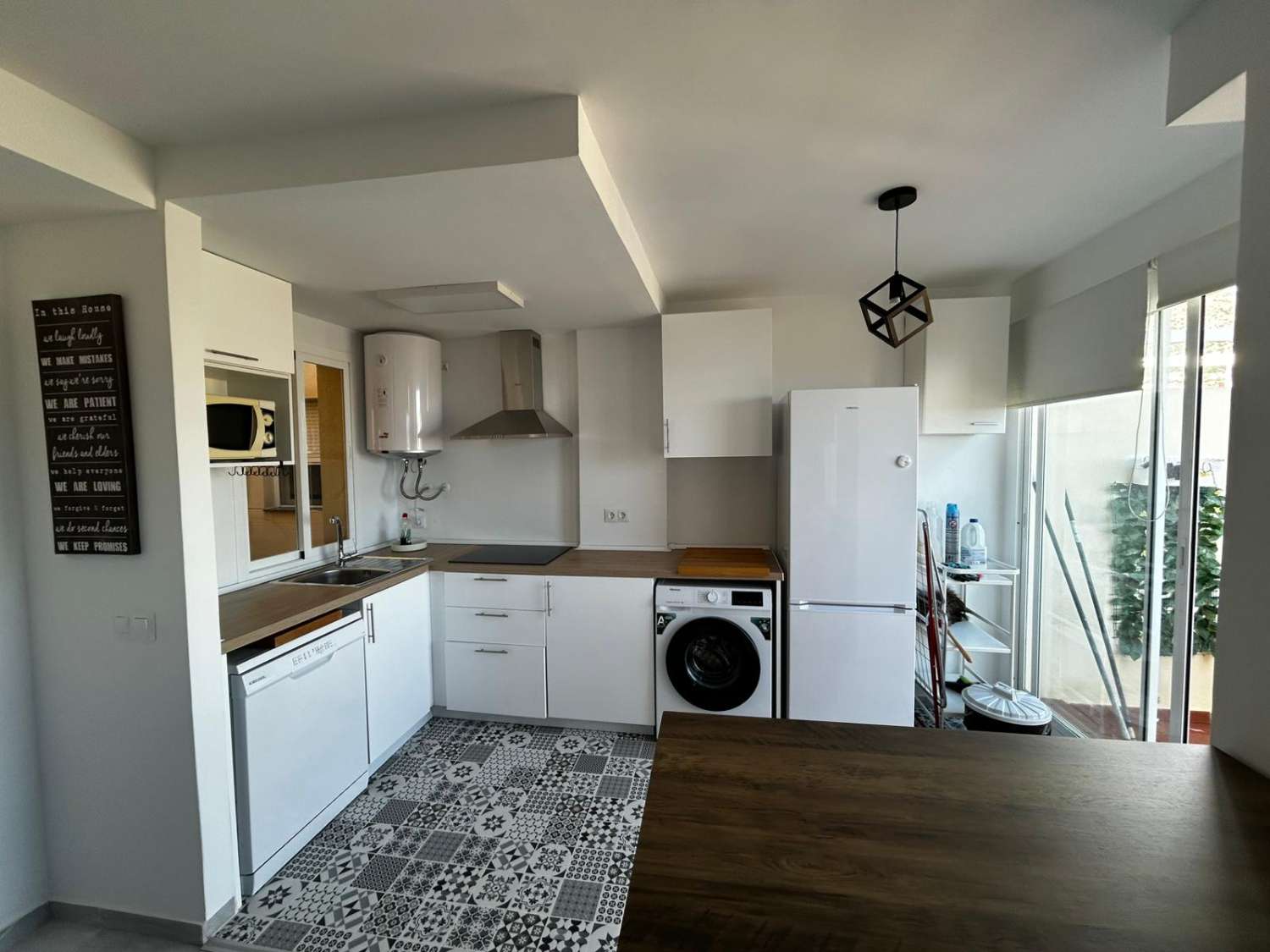 SE ALQUILA POR LARGA TEMPORADA BONITO APARTAMENTO CON VISTAS AL MAR EN ZONA TORREBLANCA (FUENGIROLA)