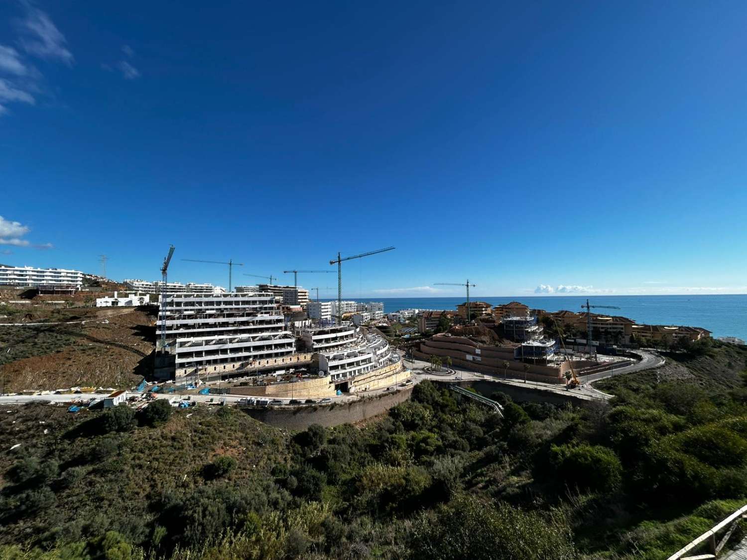 SE ALQUILA POR LARGA TEMPORADA BONITO APARTAMENTO CON VISTAS AL MAR EN ZONA TORREBLANCA (FUENGIROLA)