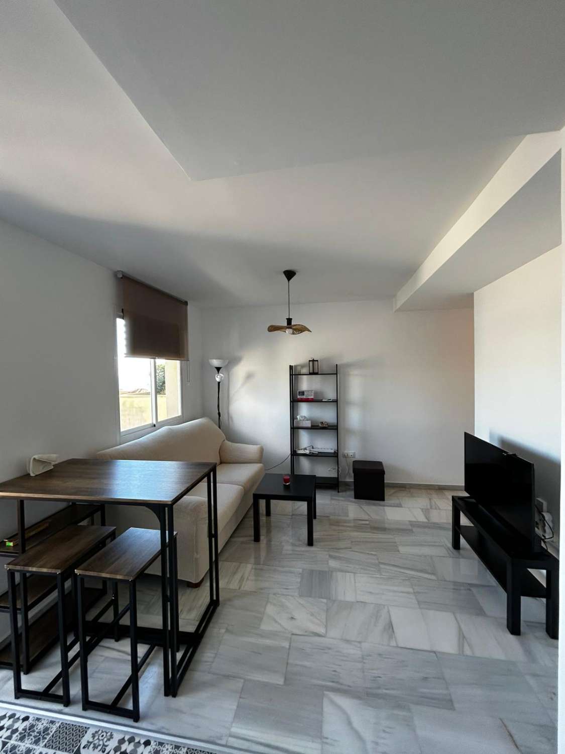 SE ALQUILA POR LARGA TEMPORADA BONITO APARTAMENTO CON VISTAS AL MAR EN ZONA TORREBLANCA (FUENGIROLA)