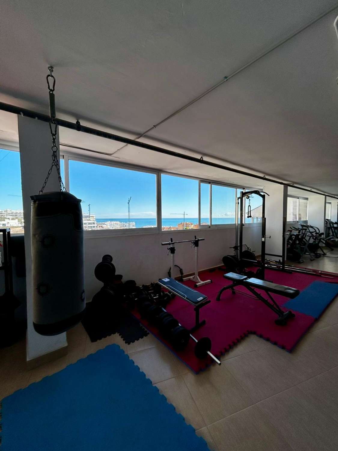 SE ALQUILA POR LARGA TEMPORADA BONITO APARTAMENTO CON VISTAS AL MAR EN ZONA TORREBLANCA (FUENGIROLA)