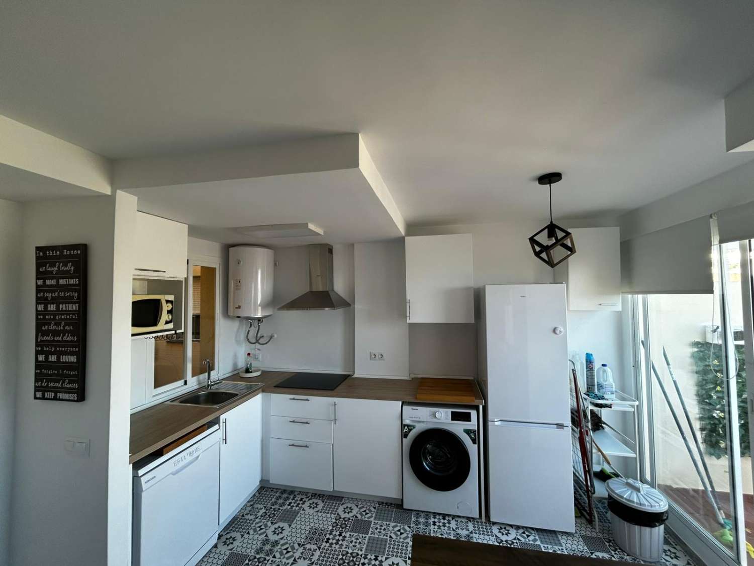 SE ALQUILA POR LARGA TEMPORADA BONITO APARTAMENTO CON VISTAS AL MAR EN ZONA TORREBLANCA (FUENGIROLA)