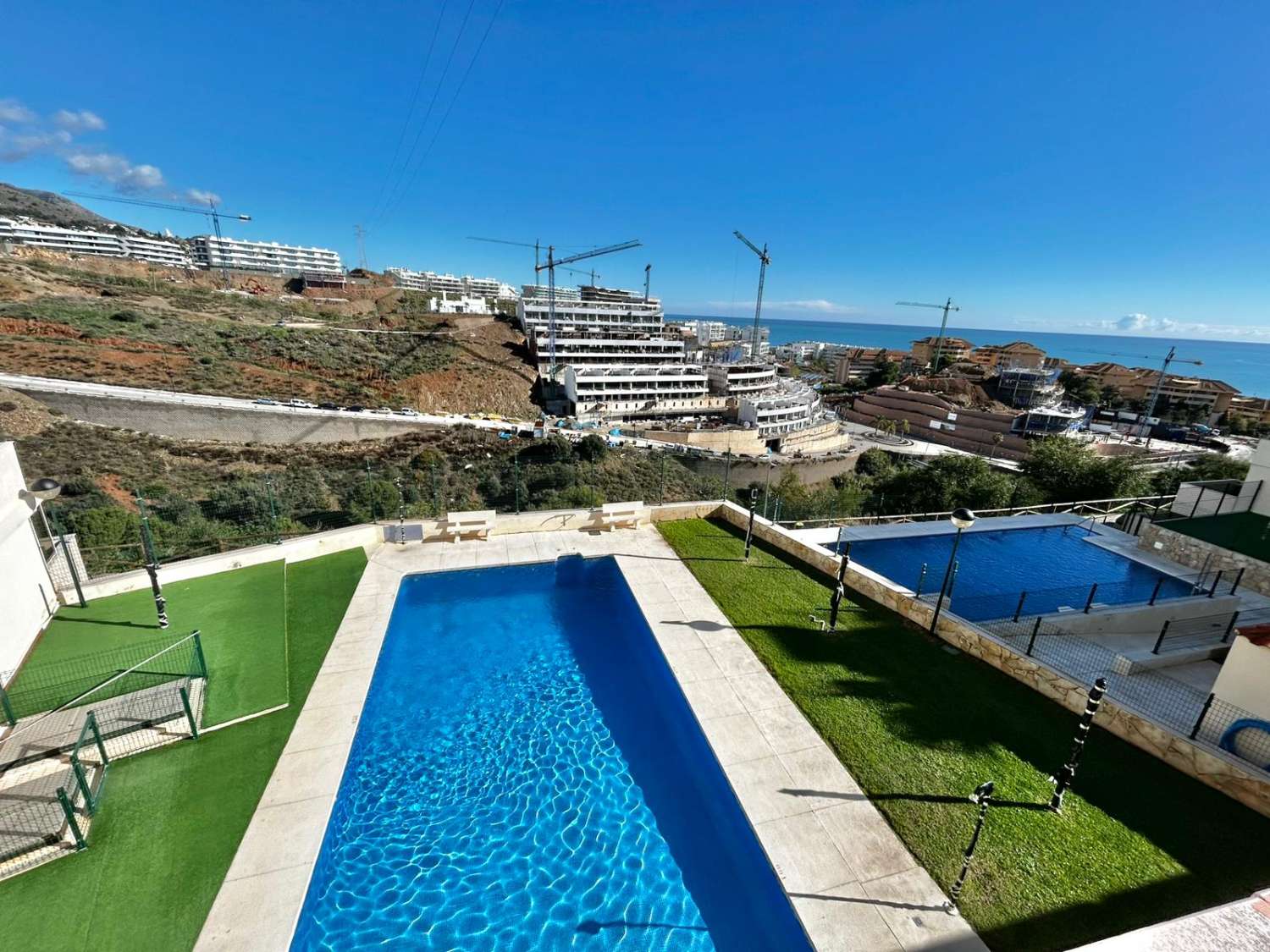 SE ALQUILA POR LARGA TEMPORADA BONITO APARTAMENTO CON VISTAS AL MAR EN ZONA TORREBLANCA (FUENGIROLA)