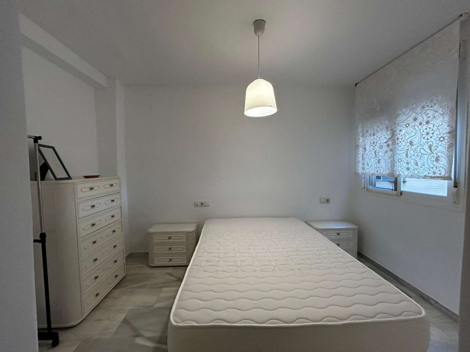 SE ALQUILA POR LARGA TEMPORADA BONITO APARTAMENTO CON VISTAS AL MAR EN ZONA TORREBLANCA (FUENGIROLA)