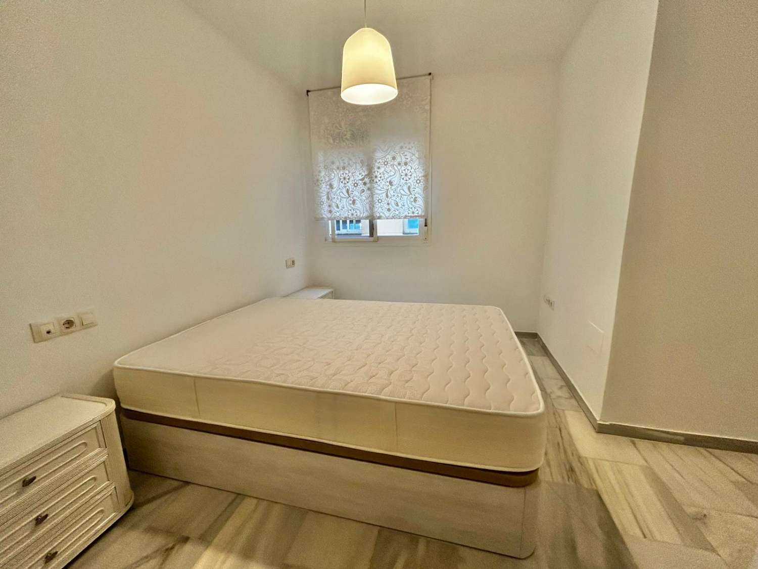SE ALQUILA POR LARGA TEMPORADA BONITO APARTAMENTO CON VISTAS AL MAR EN ZONA TORREBLANCA (FUENGIROLA)