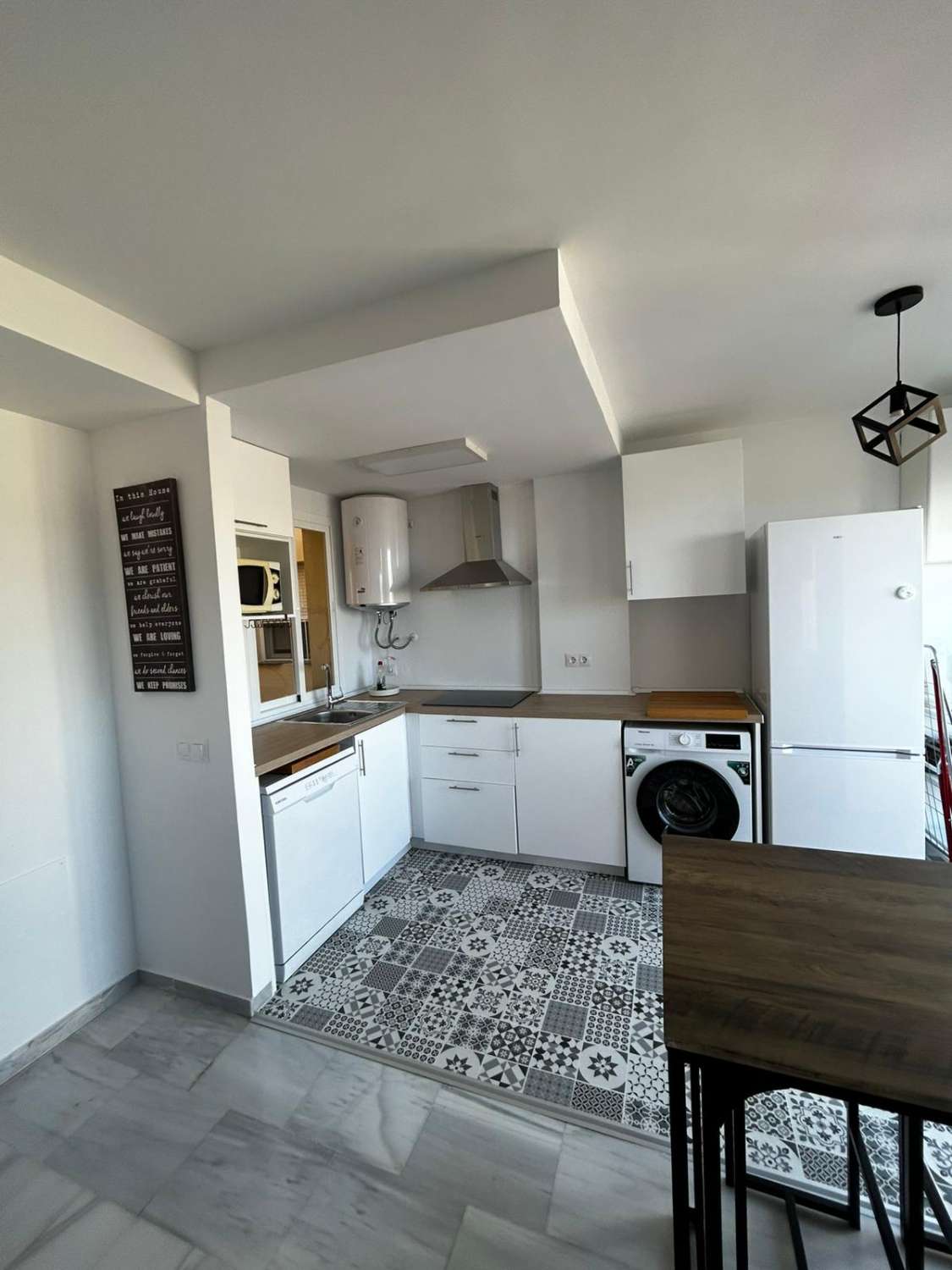 SE ALQUILA POR LARGA TEMPORADA BONITO APARTAMENTO CON VISTAS AL MAR EN ZONA TORREBLANCA (FUENGIROLA)