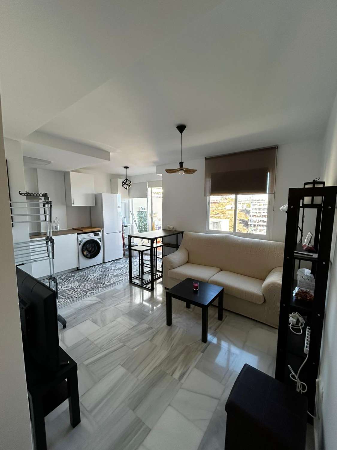 SE ALQUILA POR LARGA TEMPORADA BONITO APARTAMENTO CON VISTAS AL MAR EN ZONA TORREBLANCA (FUENGIROLA)