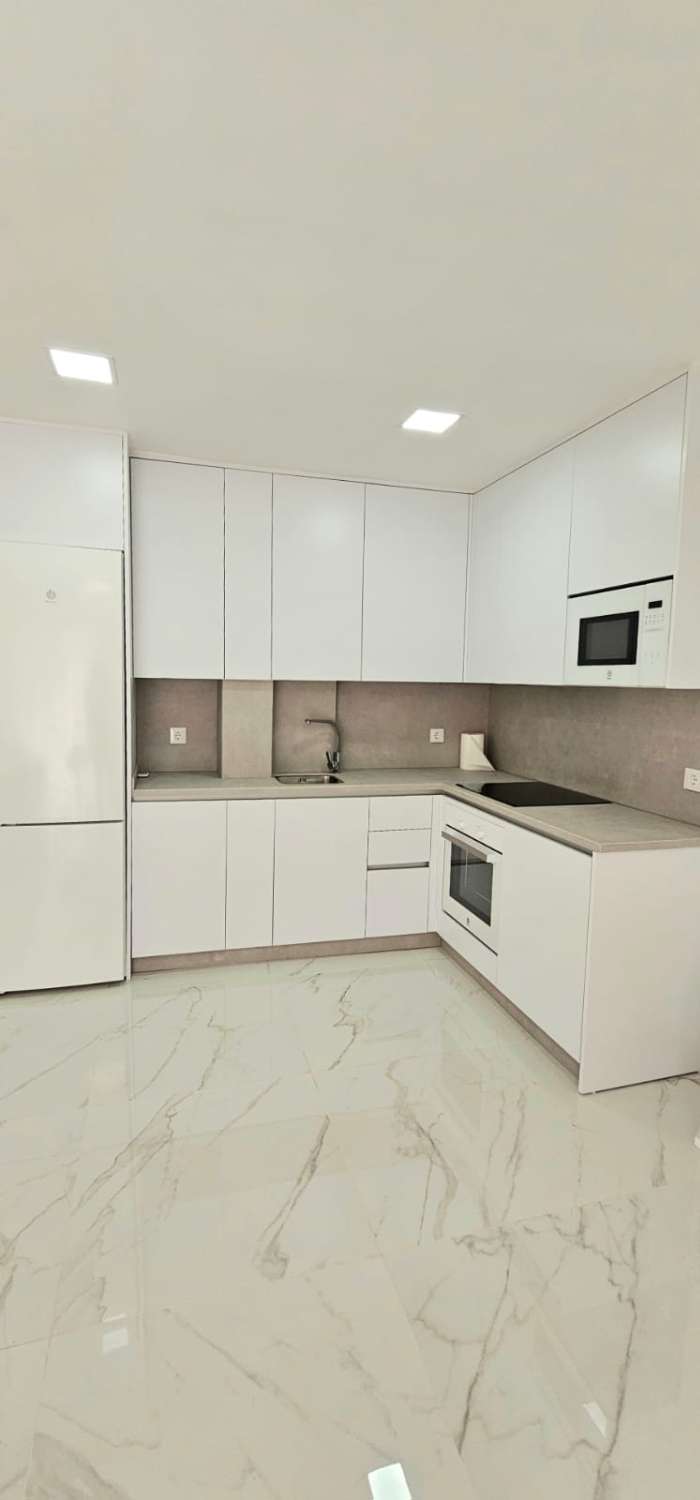 LARGA TEMPORADA, DESDE 01/03/2027 SE ALQUILA PRECIOSO APARTAMENTO FRONTAL AL MAR EN FUENGIROLA