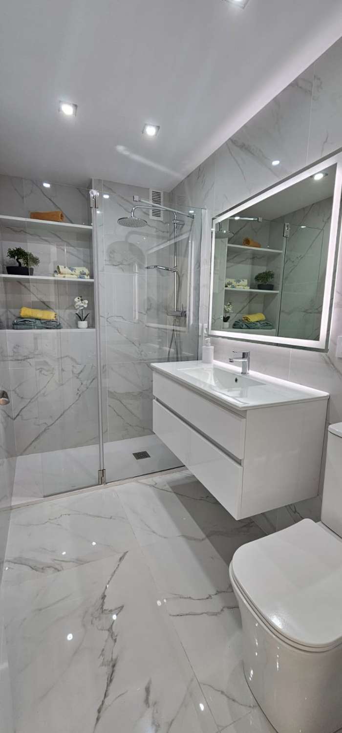 LARGA TEMPORADA, DESDE 01/03/2027 SE ALQUILA PRECIOSO APARTAMENTO FRONTAL AL MAR EN FUENGIROLA