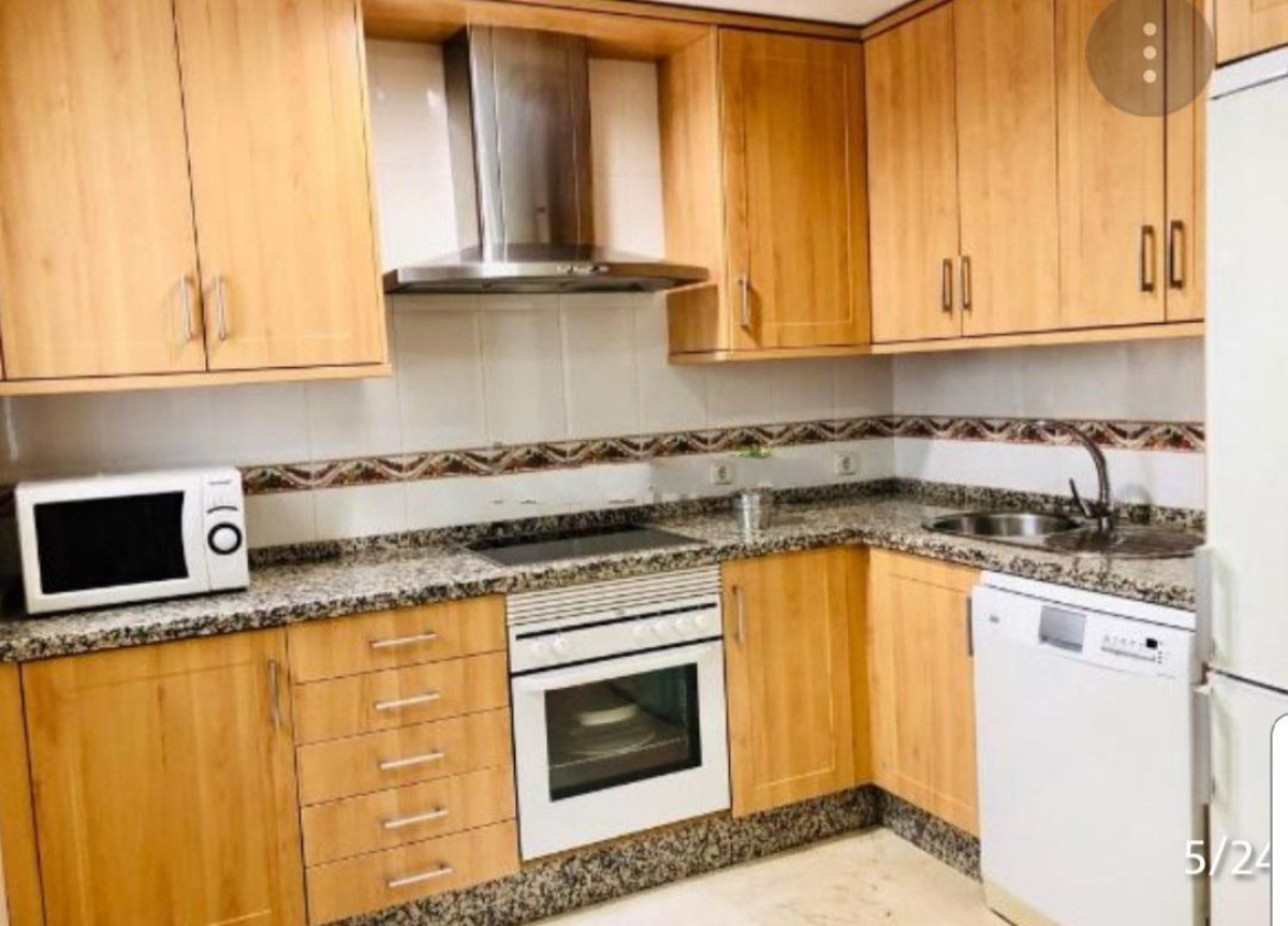 SE ALQUİLA DESDE 01/10/2026- 31/05/2027 BONITO APARTAMENTO EN ZONA MONTERREY (BENALMADENA).