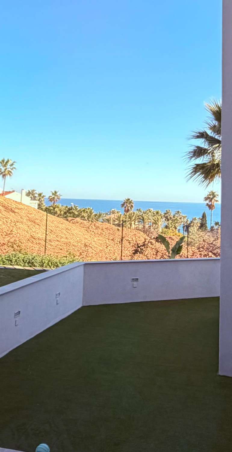 SE VENDE MAGNIFICO APARTAMENTO CON VISTAS AL MAR CERCA DE PLAYA EN LAS LAGUNAS DE MIJAS
