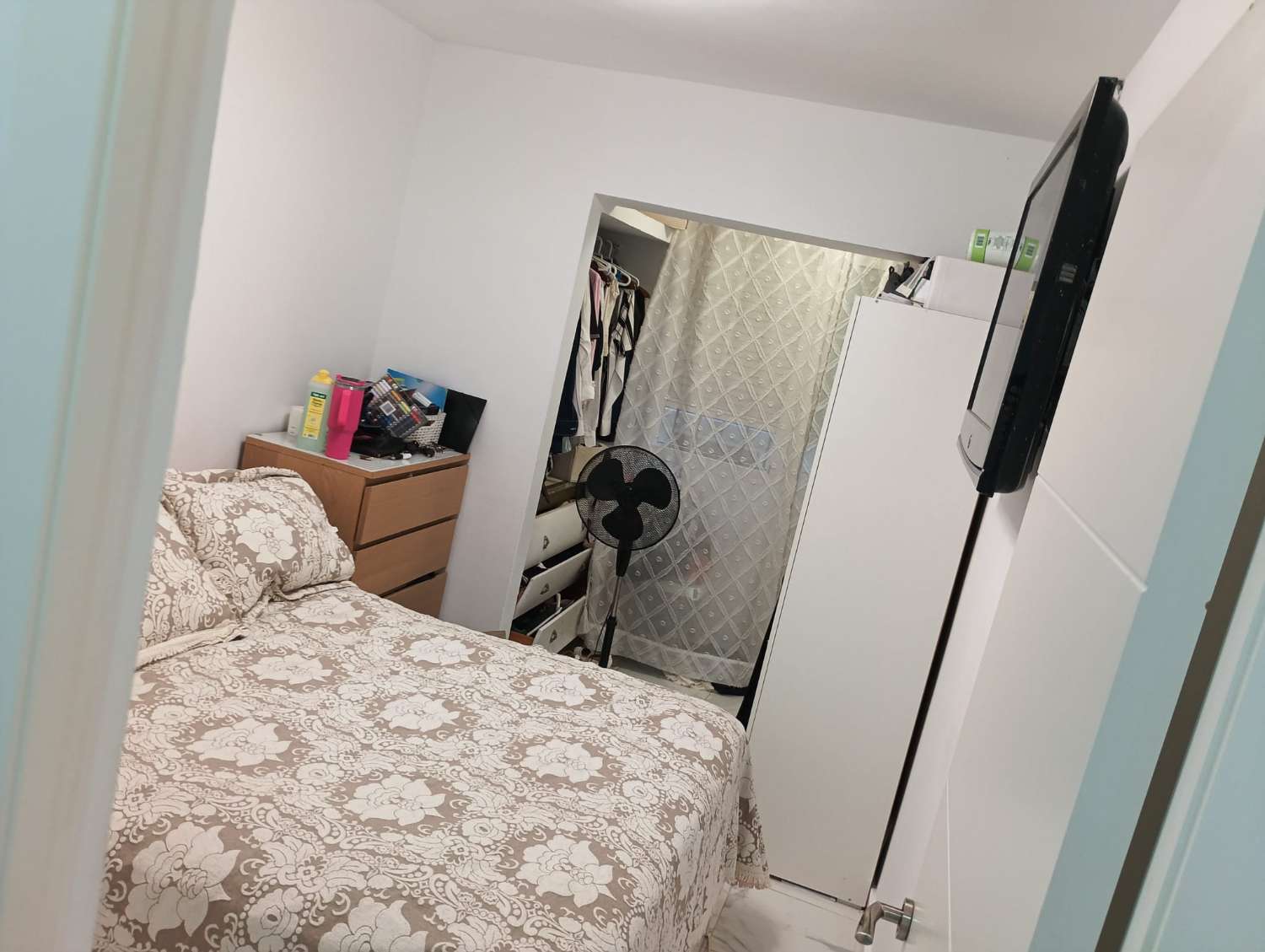 SE VENDE BONITO APARTAMENTO DE TRES DORMITORIOS EN BENALMADENA