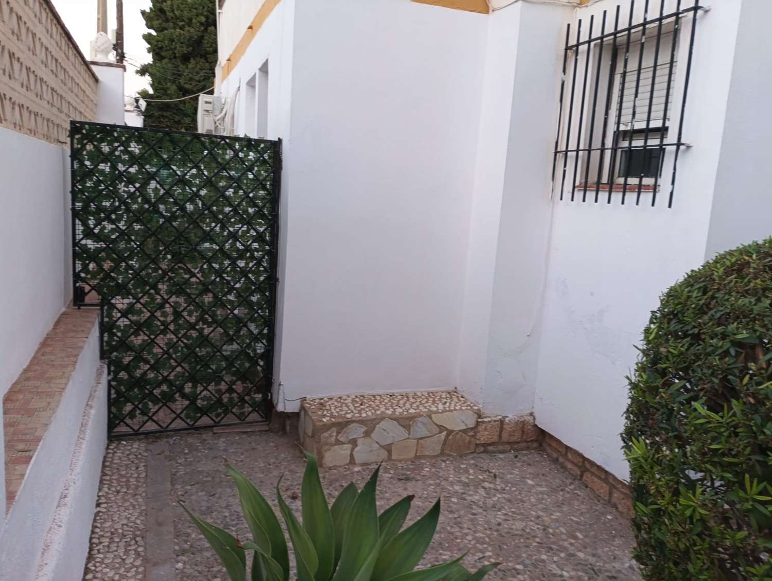 SE VENDE BONITO APARTAMENTO DE TRES DORMITORIOS EN BENALMADENA