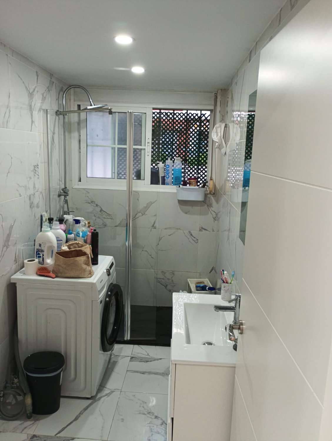 SE VENDE BONITO APARTAMENTO DE TRES DORMITORIOS EN BENALMADENA