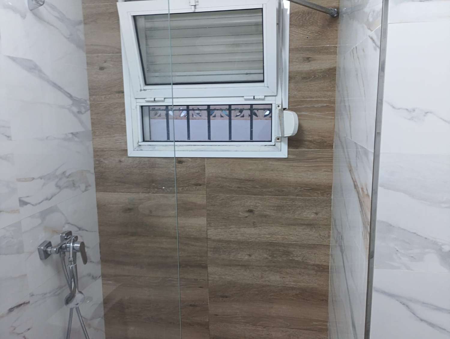 SE VENDE BONITO APARTAMENTO DE TRES DORMITORIOS EN BENALMADENA