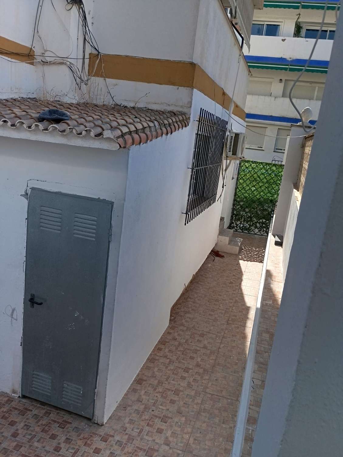 SE VENDE BONITO APARTAMENTO DE TRES DORMITORIOS EN BENALMADENA