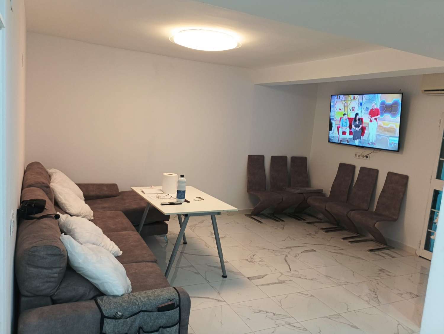 SE VENDE BONITO APARTAMENTO DE TRES DORMITORIOS EN BENALMADENA