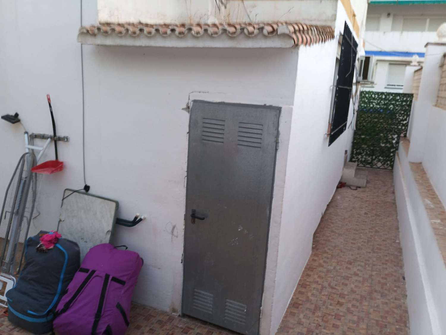 SE VENDE BONITO APARTAMENTO DE TRES DORMITORIOS EN BENALMADENA